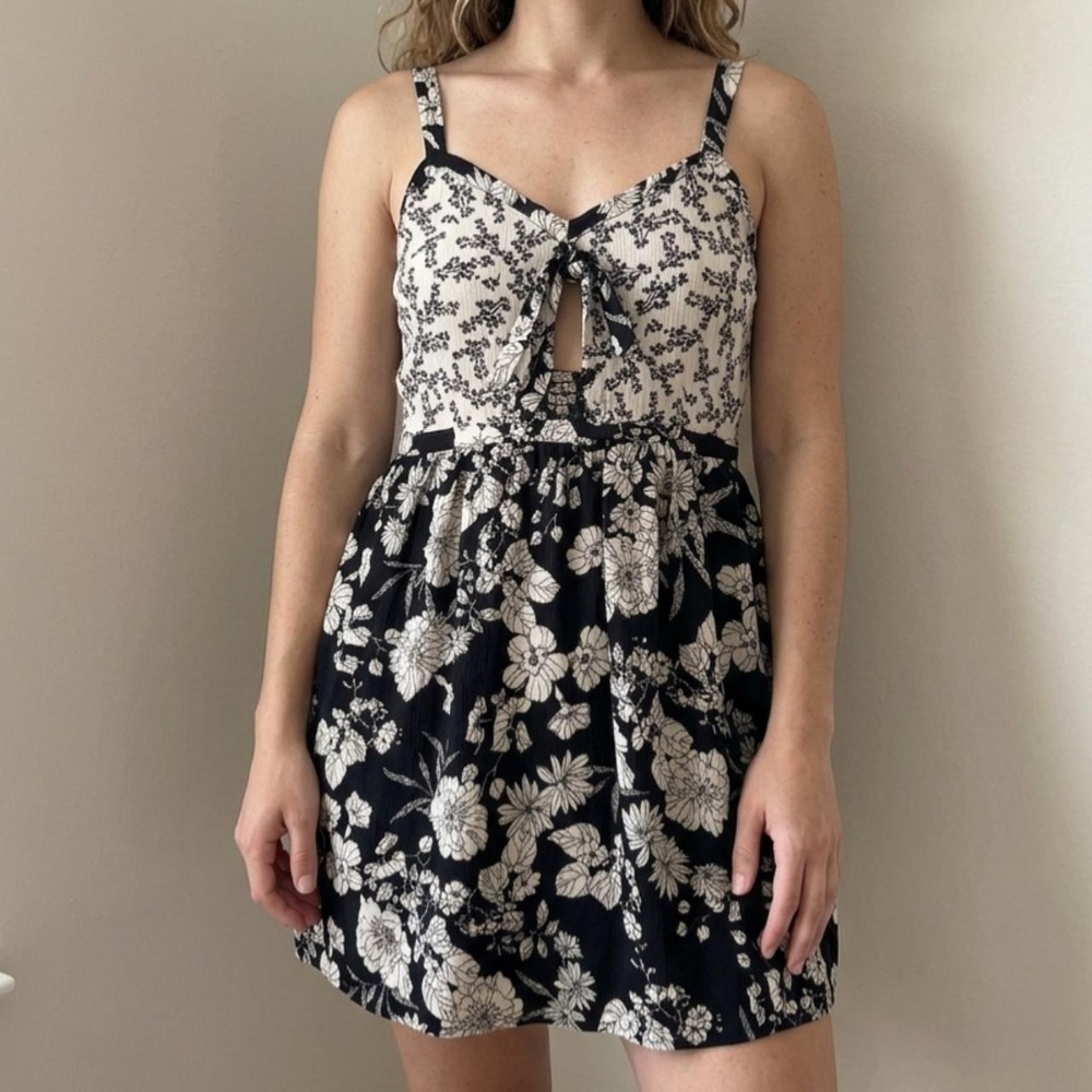 Black White Mixed Floral Tie-Front Cutout Babydoll Mini Dress – Size Large